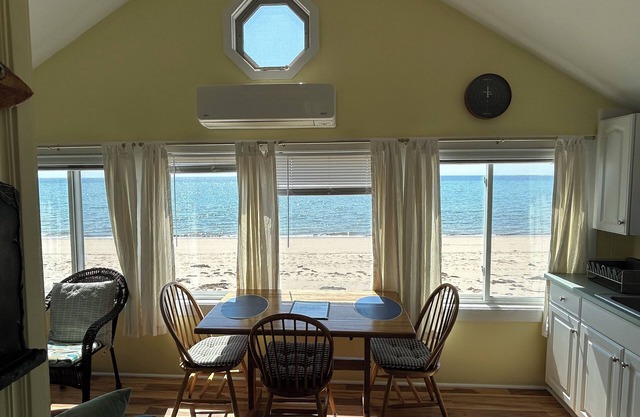 Cute beachfront 1BR unit, amazing sunsets, WIFI and AC.