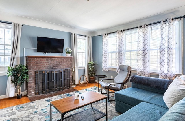 Cute & Bright Depot Town 4BR/2BA Bungalow!