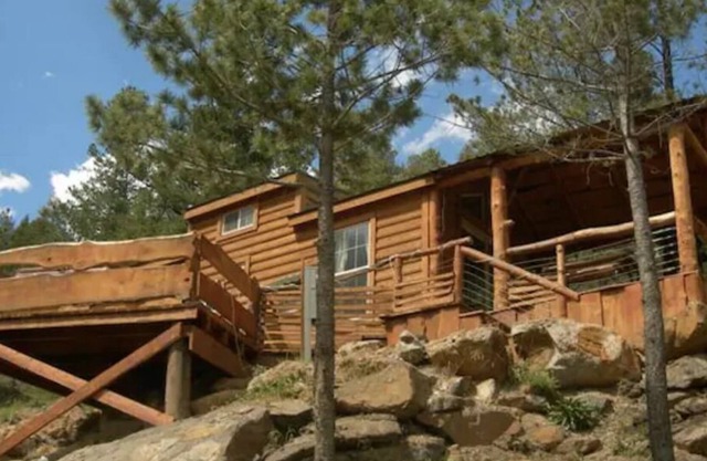 Cute cabin for couples getaway or small families with hot tub