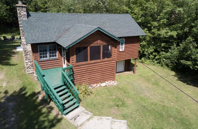 Cute Cabin with Hot Tub on 18 acres Near Whiteface & Adirondack Wildlife Refuge
