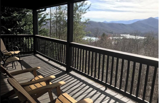 Cute cabin😊Pretty Views! Clean! ONLY 1 MILE TO TOWN!