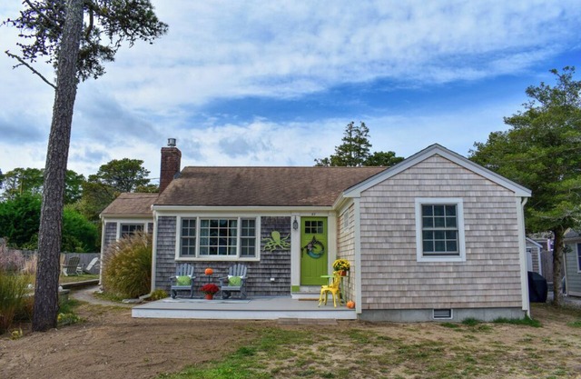 Cute Cape Cod Cottage 3/10th of a mile to Sea Street Beach!