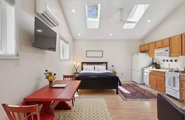Cute Carriage House with bikes provided