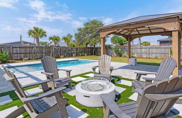Cute & Coastal with Room for 9, Mins to the Beach + Free Attraction Tickets!