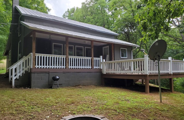 Cute Cottage Above the Creek