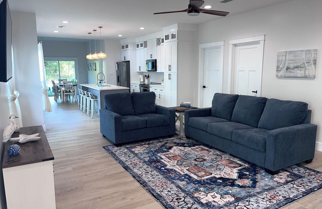 Cute cottage! Close to Sports Complex, OWA, beaches, shopping, restaurants.