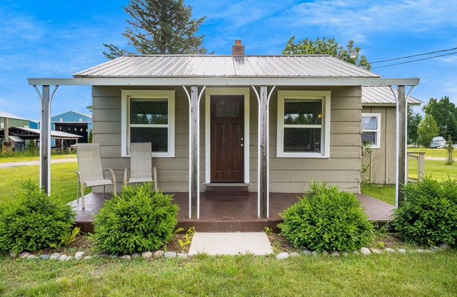 Cute cottage - walk to beach and nature preserve - budget-friendly, washer/dryer