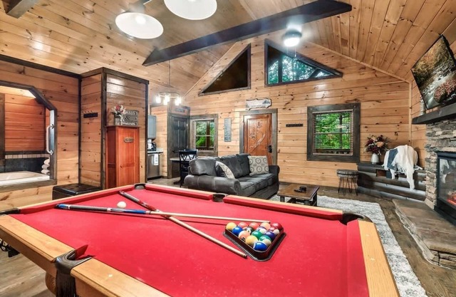 Cute Couples Cabin w/Theater, Hot Tub, Fire Pit!