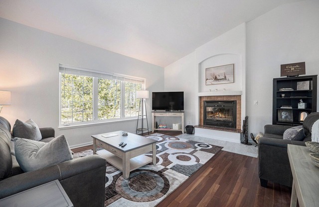 Cute & Cozy 3 Bedroom Home w/Hot Tub and complimentary Gift Basket