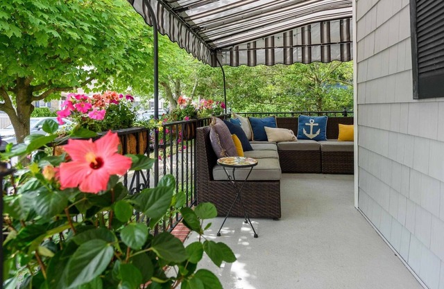 Cute, cozy, and 2 blocks from everything! Off season and summer months available