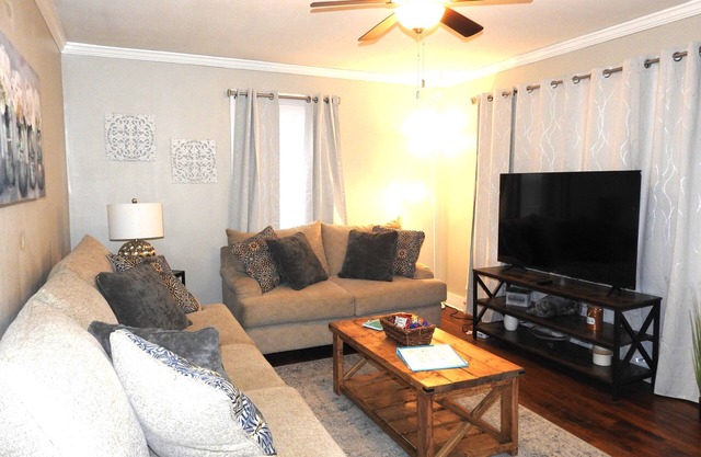 Cute & Cozy Cottage near Downtown APSU!