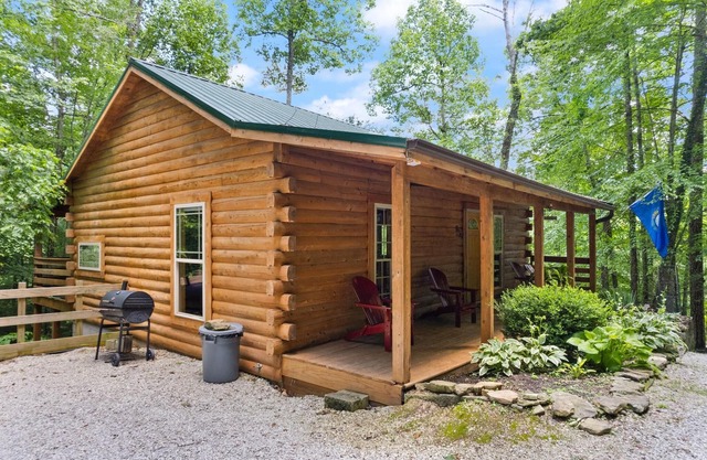 Cute, Cozy Log Cabin, Private setting, Decorated in red & black Rooster theme.