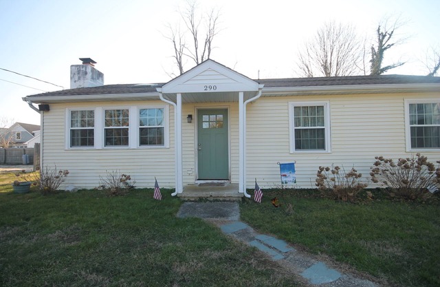 Cute home, updated appliances, ceiling fans, and more!