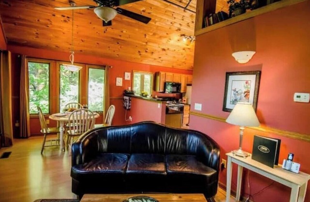 Cute lil cabin w/hottub overlooking the trout pond