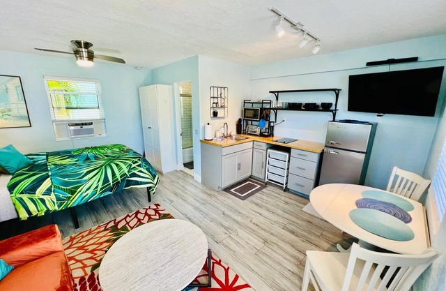 Cute & modern studio apartment in prime location in downtown Lake Worth Beach!