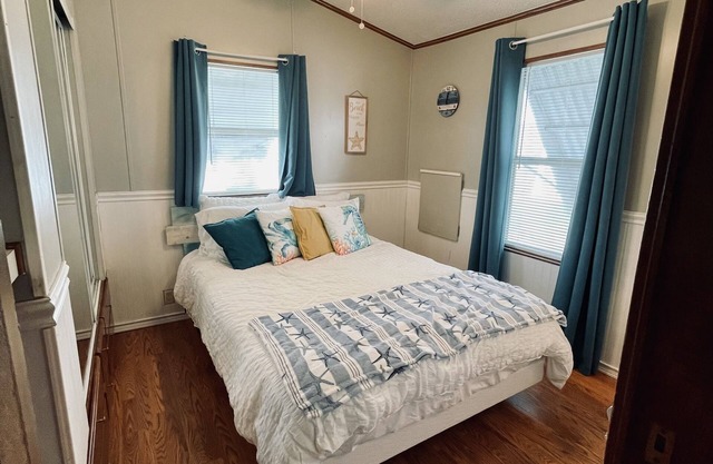 Cute one bedroom home close to beaches with a pool!