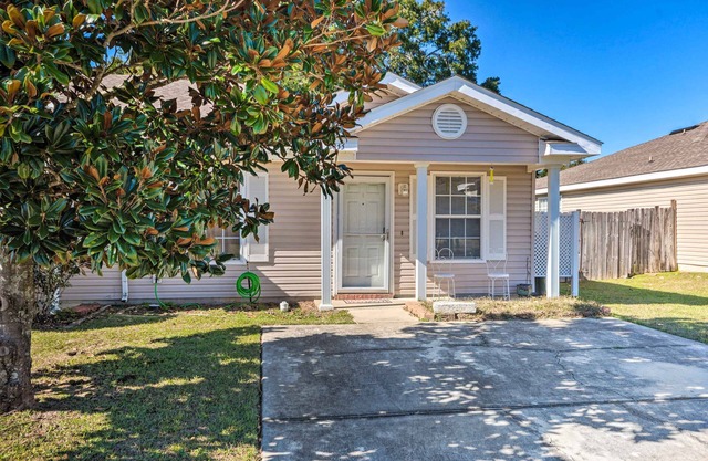 Cute Pensacola Townhome ~ 9 Mi to Downtown!