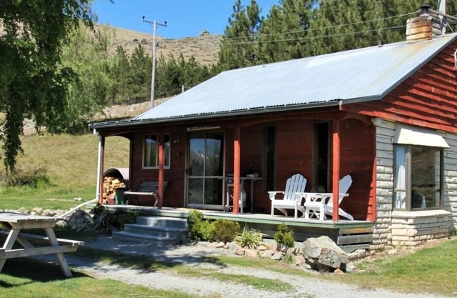 Cute, Retro, cosy two bedroom farm cottage