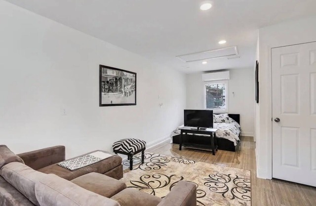 Cute Studio 10min to French Quarter, free gated parking.