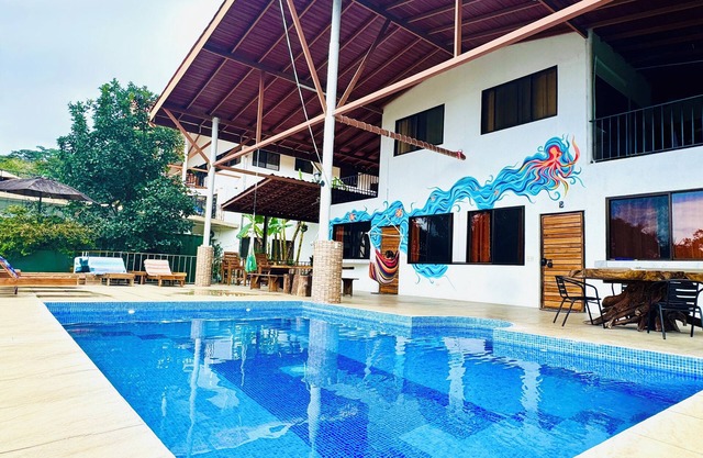 Cute studio, GREAT location, beautiful pool, close to beach! AC+