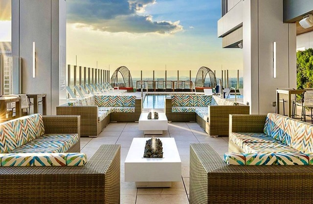 CW Atlanta - HUGE 2BR PRES. - Rooftop Pool & Bar - Walk to MB Stadium, SF Arena