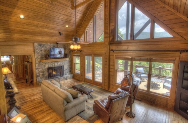 Cypress Knoll - Beautiful Mountain Home with Amazing Views