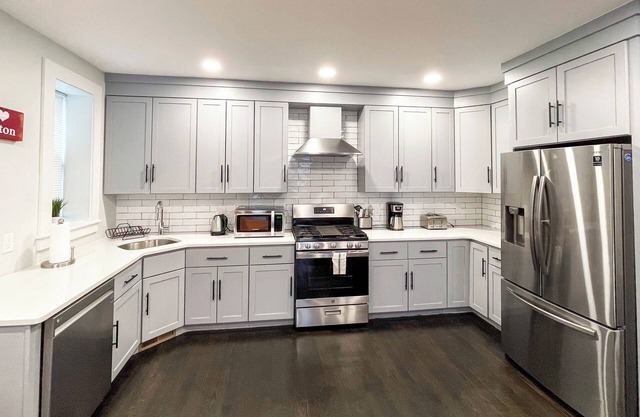 D79 Spacious 5-bedroom house with Roofdeck near Boston!