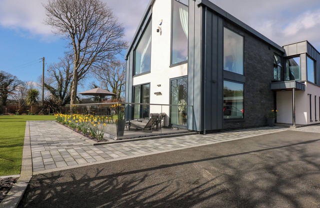DAFARN NEWYDD STUDIO, romantic, with a garden in Llangefni