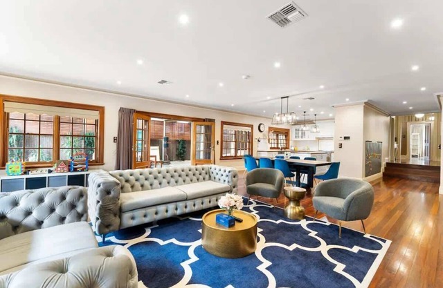 Daicos LUX Urban 4-Bedroom, Sleeps 9, with Pool