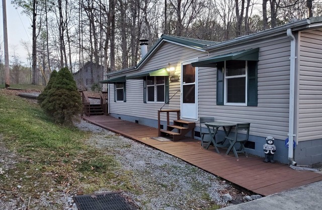 Dale Hollow Lake getaway tucked in the woods, one minute from the lake!