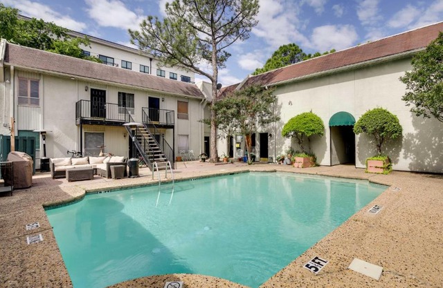 Dallas Condo with Pool Access about 4 Mi to Downtown!