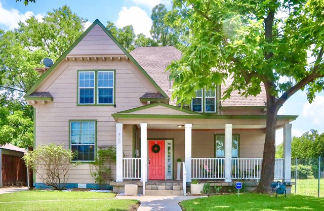 Dallas Fun Palace! Walkable, Huge backyard, fire pit, Pool/Ping Pong Table!
