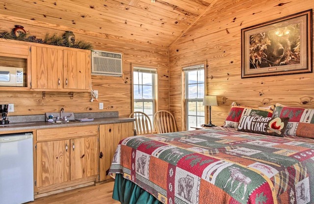 Damselfly Cabin (Cabin #5)