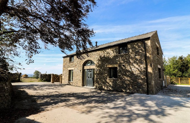 DAMSON BARN, family friendly, with hot tub in Kirkby Lonsdale