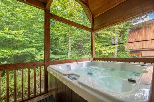Dancing Bear Hideaway - Outdoor Hot Tub, Screened-In Deck, + Access to Community Amenities