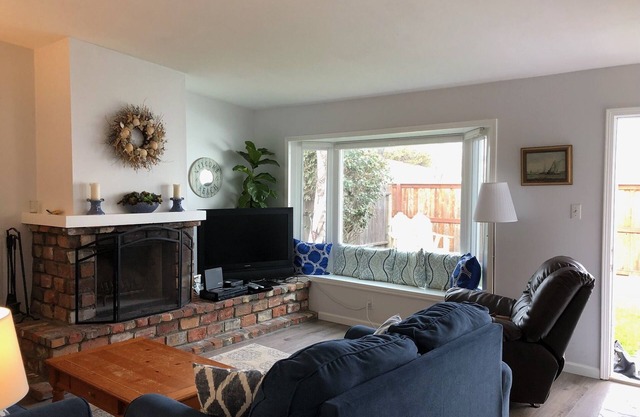 Darling Beach Cottage Off Pierpont - 1/2 Block from Sand