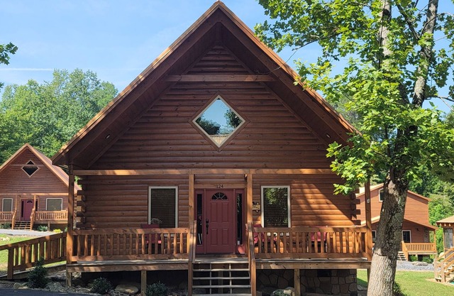 Darling cabin with a private hot tub, seasonal pool, tennis court, & gym