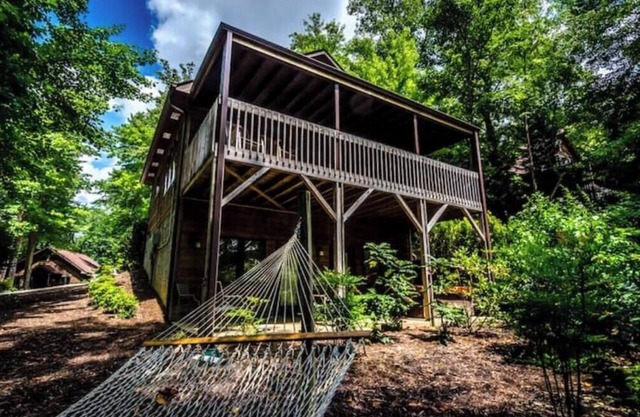 Darling cozy cabin w/hot tub
