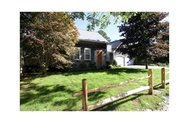 Darling Dennisport Cottage a stones throw from the village, beach and swan pond