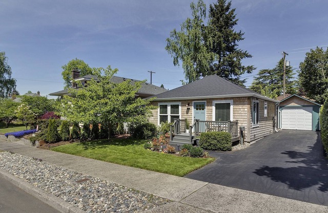 Darling Downtown Vancouver Cottage, Single Level, BBQ, Huge Patio With BBQ, Walk to Most Everything