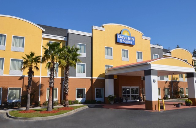 Days Inn & Suites by Wyndham Savannah North I-95