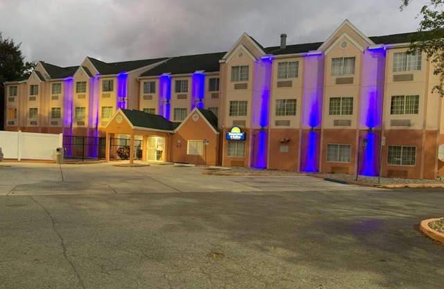 Days Inn & Suites by Wyndham Tampa/Raymond James Stadium
