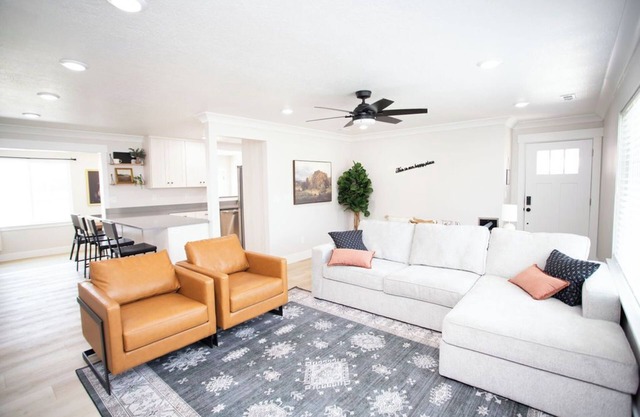 Dayton Diamond- Sleeps 10, Peaceful setting, Game room, Chef's kitchen!
