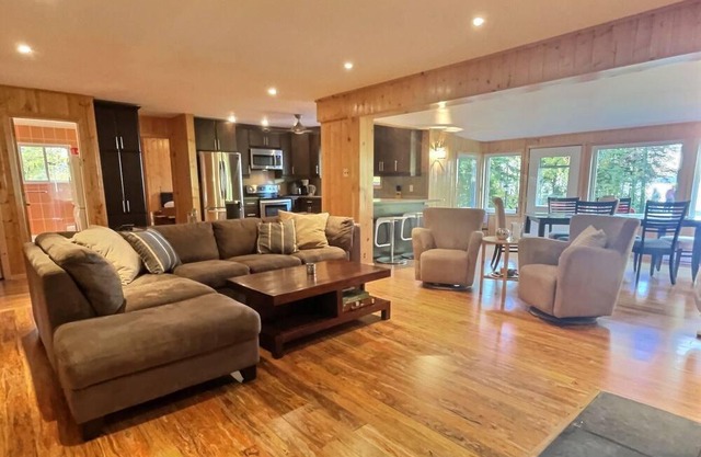 Dazzling Gull Lake Cabin + Lakefront + 4 Bdr + Hot Tub(200)