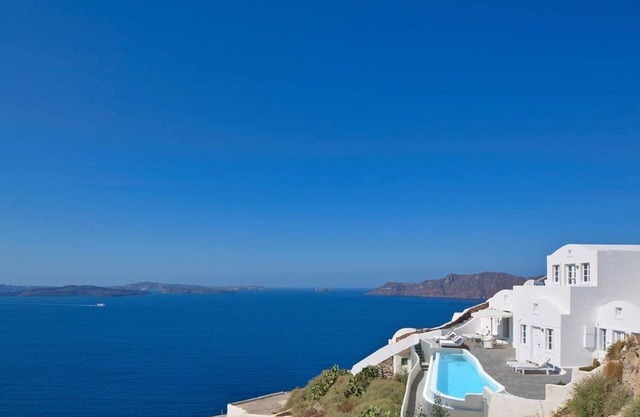 Dazzling Santorini Villa | 3 Bedrooms | Villa Il Vento | Heated infinity pool |.