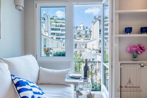 De Montescal- Montparnasse Central with AC 11 to 14m2 STUDIO in a prime location