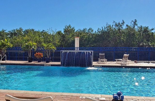 DEALS SUMMER NO DRIVE BEACH VIEWS OF OCEAN, POOLS, AMENITIES GALORE, PETS