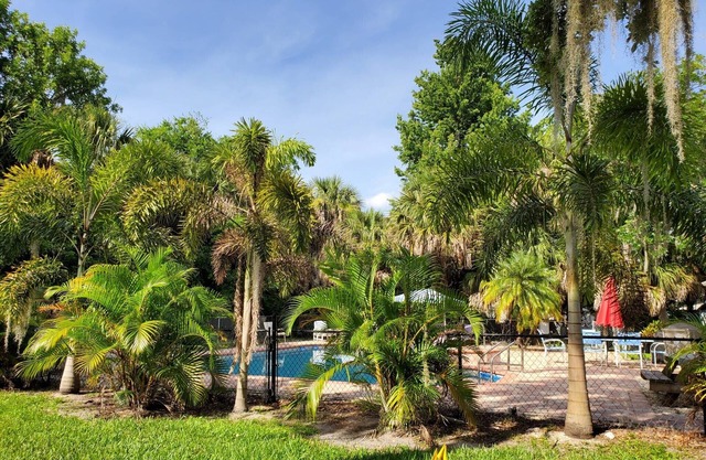DEALS up 2026 BEACH, LARGE POOL, HOTTUB, GRILL,PET, F.YARD,