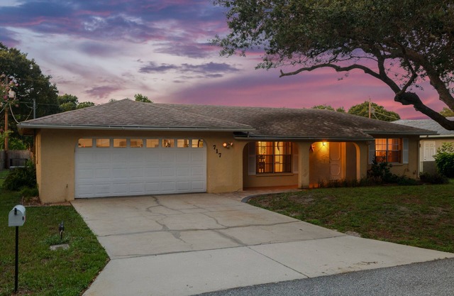 Dean Ave | Screened-In Porch, Patio + Yard Games!