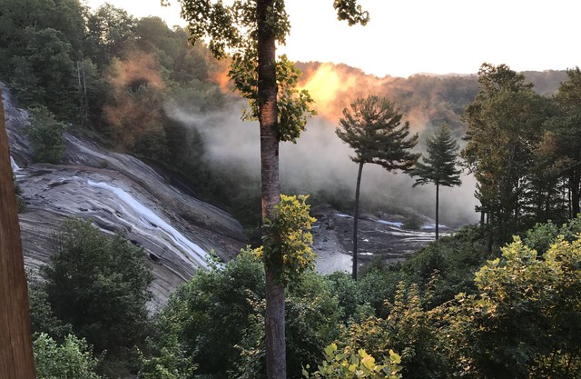 DECEMBER 2025! BOOK 5 NIGHTS GET 10% OFF! SMOKEY MOUNTAINS & WATER FALL VIEW!